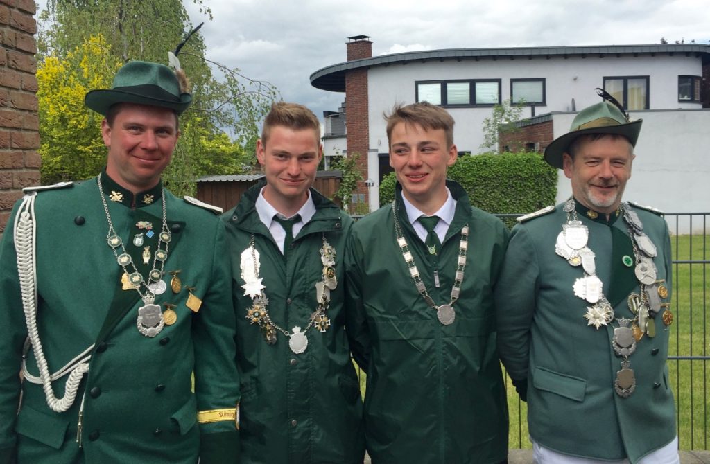 Bruderkönig Ron Leschner, Jungschützenkönig Tobias Kuß, Schülerprinz Jörn Porta und Schützenkönig Stefan Jansen